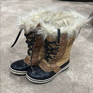 Sorrel - Barely worn. Kids Winter Boots with Faux Fur Lining